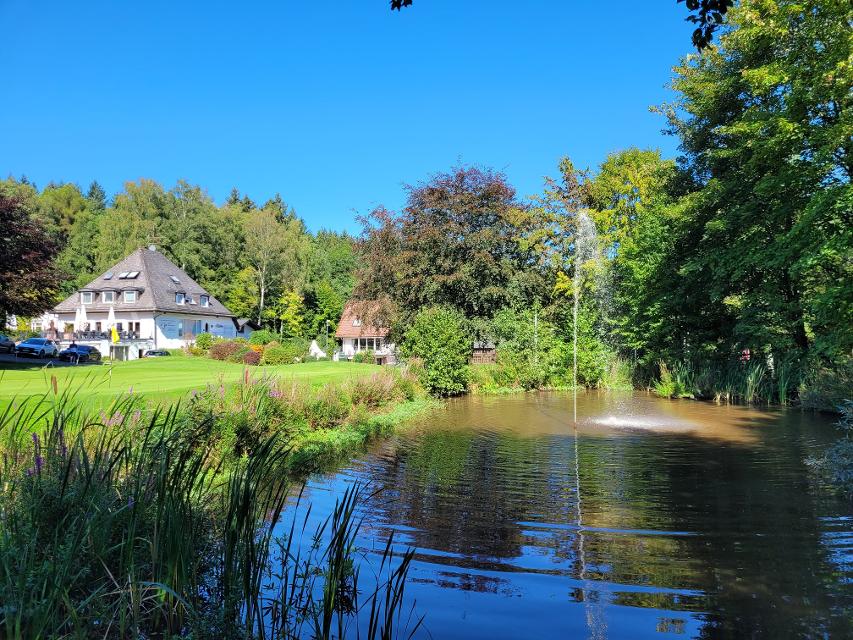 Golfclubhaus des ALEA GOLF Bad Orb Jossgrund e. V. mit Teichanlage