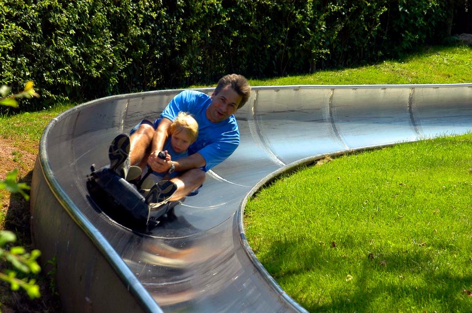 Vater mit Sohn auf Sommerrodelbahn im Erlebnispark Steinau.