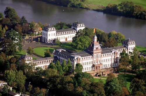 Luftaufnahme auf das am Main liegende schloss Philippsruhe der Brüder-Grimm-Stadt Hanau