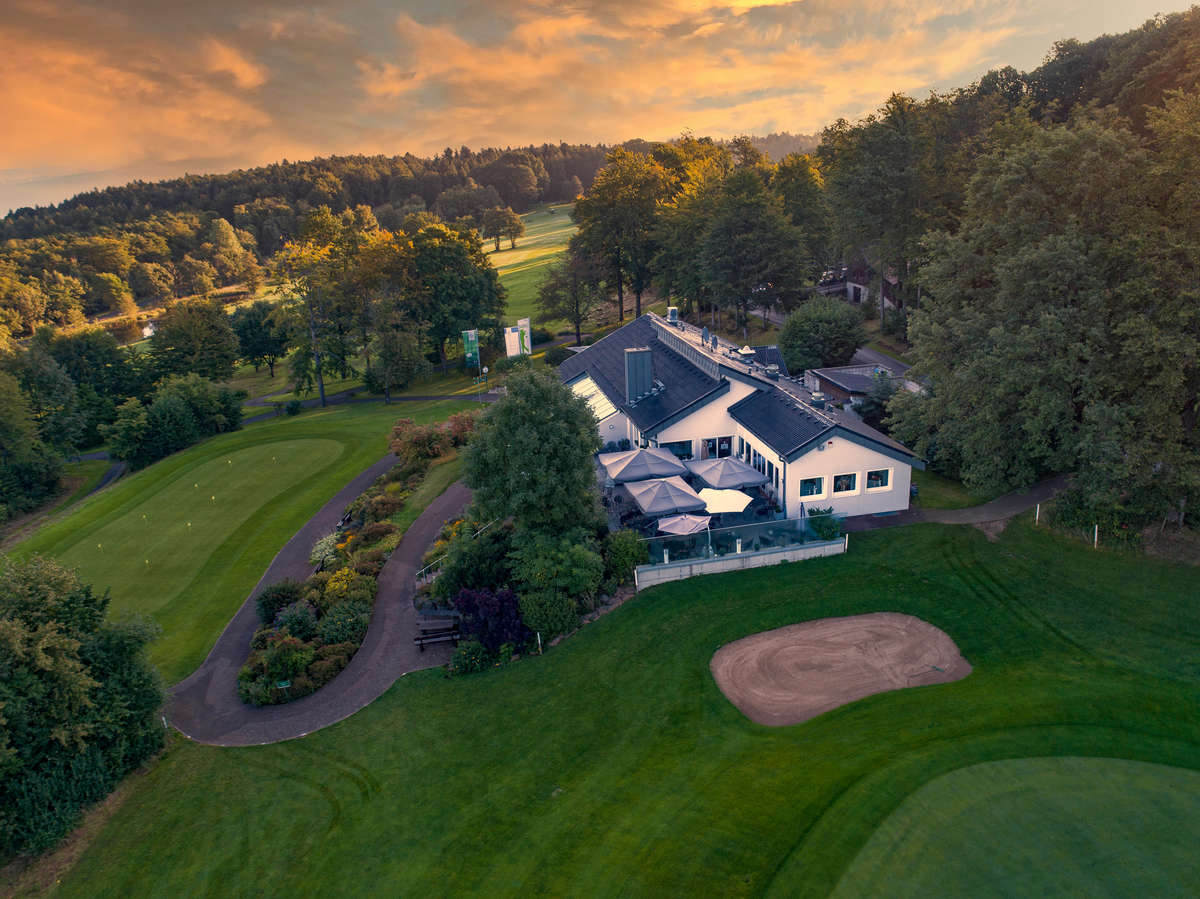 Auf einem Hügel gelegenes Golfclubhaus in Bad Soden-Salmünster bei Sonnenuntergang