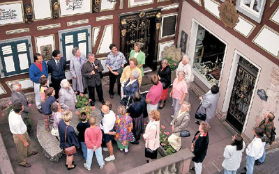 Eine Personengruppe mit eine Führung durch die Altstadt mit