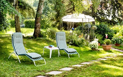 Entspannung im Garten des Hotels. Im Sonnenstuhl ein Buch lesen.