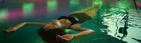 Frau schwimmt auf dem Rücken und genießt den Liquid Sound
