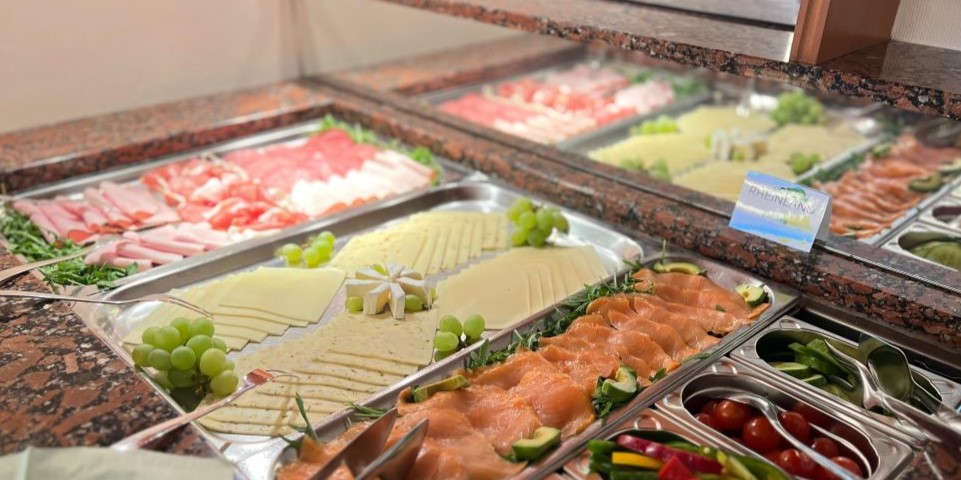klassische Optionen wie frisches Brot, Brötchen, verschiedene Käsesorten und Aufschnitt umfasst, ergänzt durch eine Auswahl an veganen Speisen. Genießen Sie herzhafte Rühreier oder Omeletts sowie eine Vielfalt an Müslis und Joghurts.