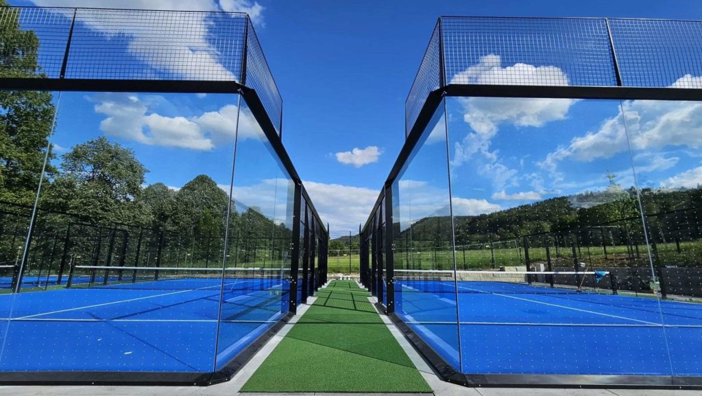 Ob klassisches Tennis auf gepflegten Außenplätzen oder das trendige Padel-Spiel – hier findet jeder seine passende Herausforderung. Umgeben von der idyllischen Natur des Spessarts bietet Bad Orb die perfekte Kulisse für sportliche Aktivität, Spielspaß und gemeinsames Matchfeeling.