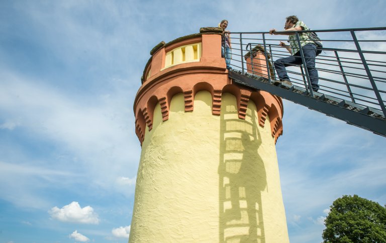 Der Molkenberg mit seinem historischen Wartturm ist einer der schönsten Aussichtspunkte rund um Bad Orb. Von hier aus genießen Besucher einen weiten Blick über die Stadt und den Spessart. Der Aufstieg ist leicht und ideal für einen kurzen Spaziergang vom Hotel aus. Ein beliebtes Ziel für Wanderer, Naturfreunde und Fotoliebhaber.